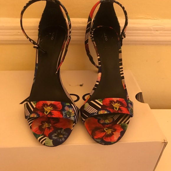 Floral sandal - Picture 1 of 4